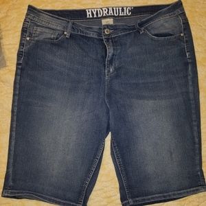 Hydraulic Bermuda shorts